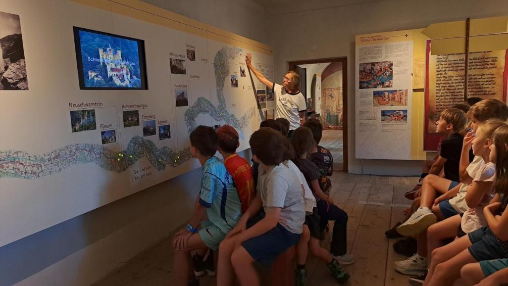 Schulkinder im Museum