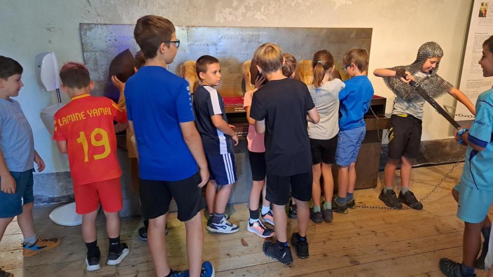 Kinder probieren Ritterhelme