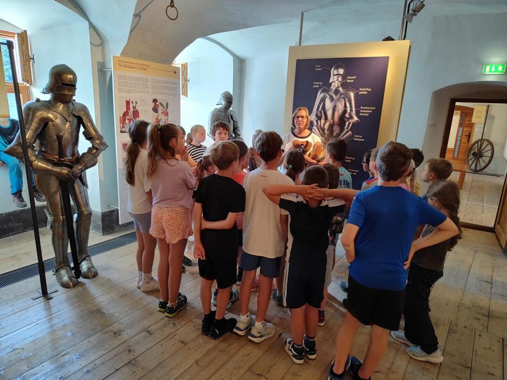 Kinder bei Museumsführung