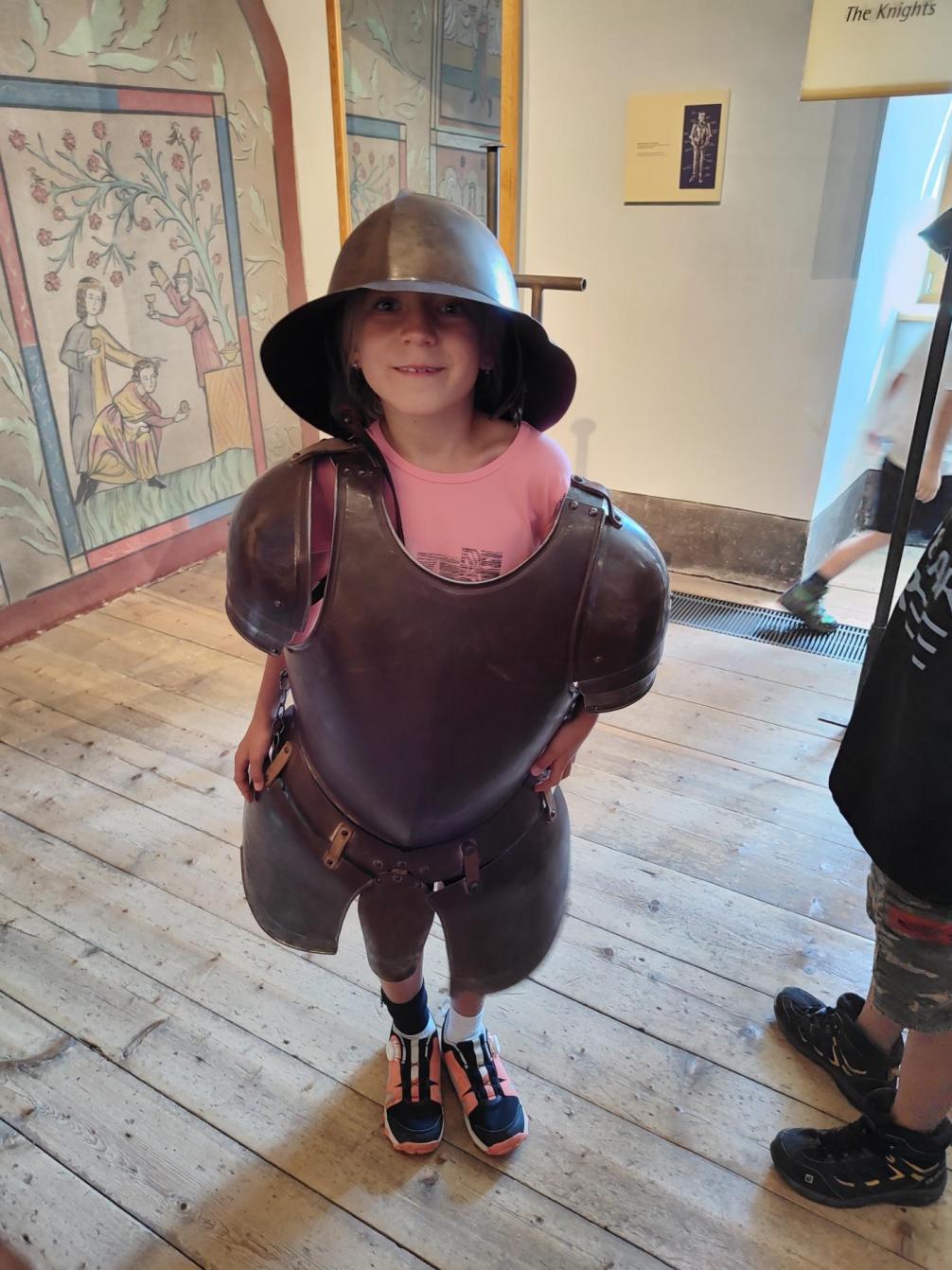 Mädchen mit Helm und Rüstung