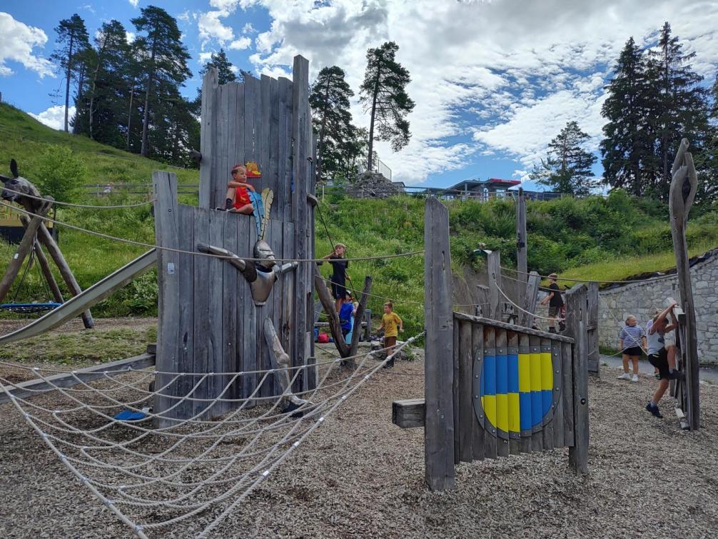 Kinder auf Spielplatz