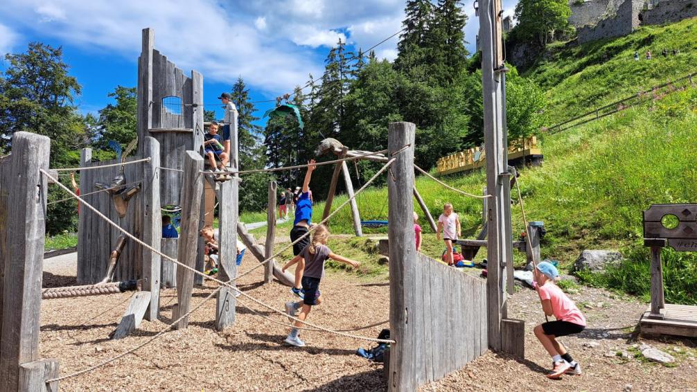 Kinder auf Spielplatz 2