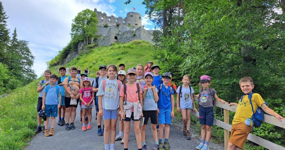 Schulkinder vor Ruine Ehrenberg